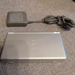 Nintendo DS Lite グロスシルバー ACアダプター付きのサムネイル