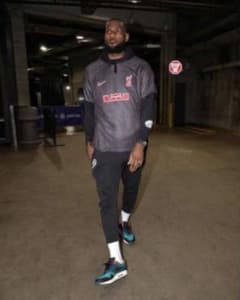 リバプール 22/23 半袖 ユニフォーム　レブロンジェームス リバプール 22/23 半袖 ユニフォーム レブロンジェームス - メルカリ