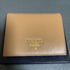 【新品・未使用】PRADA プラダ　折財布 最終お値下げ！のサムネイル