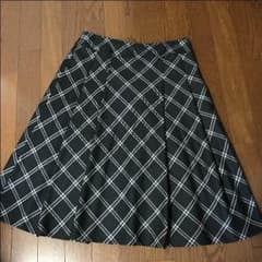 美品 自由区 ミモレ丈スカートのサムネイル