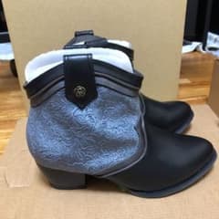 ショートブーツですのサムネイル