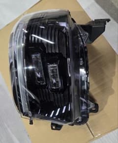 HONDA　N-BOX　JF5　ヘッドライト　右側のサムネイル