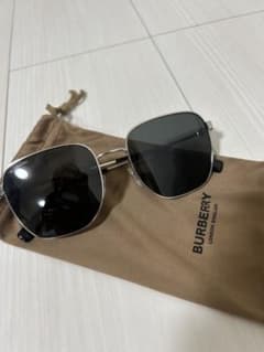 【美品】✨BURBERRY サングラス シルバーフレーム スクエア型のサムネイル