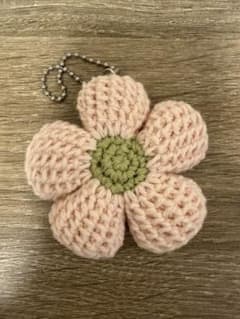 ぷっくりお花のキーホルダー　ハンドメイド　編み物