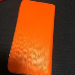 オレンジ色が綺麗な財布のサムネイル