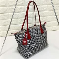 RobertaPieri　シェブロン　矢羽根　レザー×ナイロン　ショルダーバッグ RobertaPieri シェブロン 矢羽根 レザー×ナイロン ショルダーバッグ