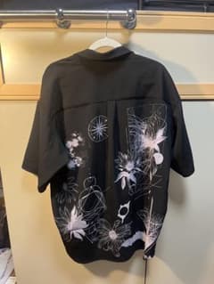 HARE 半袖シャツ ブラック 花柄プリントのサムネイル