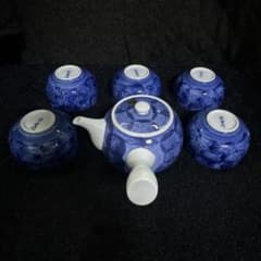 青と白の花柄デザインの急須と五つのカップを備えた日本の磁器ティー