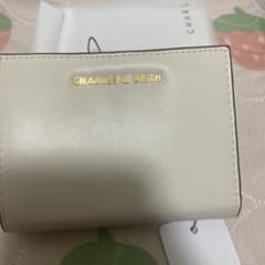CHARLES & KEITH 二つ折り財布のサムネイル