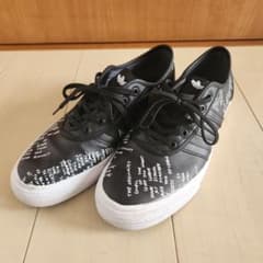 adidasデザイン スニーカー 黒のサムネイル