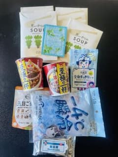 【豪華詰め合わせ】カップ麺2個・スープ8食・保存食2個・冷却シート他 まとめ売りのサムネイル