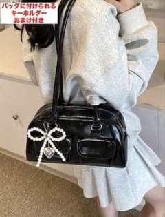 SHEIN エナメル調 ショルダーバッグ パールリボンチャーム付きのサムネイル