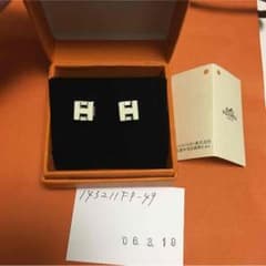 中古 エルメス キューブ ピアス シルバーと白のサムネイル