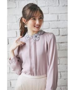 tocco closet ビジュー装飾フラワーモチーフ襟付きタック入りブラウスのサムネイル