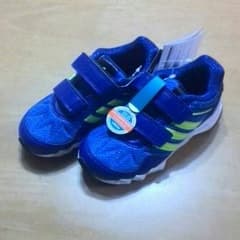 新品未使用のキッズ用アディダススニーカー♪のサムネイル