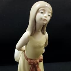 美品】リヤドロ いたずらな少女 フィギュリン 陶器人形 置物 - メルカリ