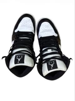 NIKE AIR JORDAN 1 ミッド ブラック ホワイトのサムネイル