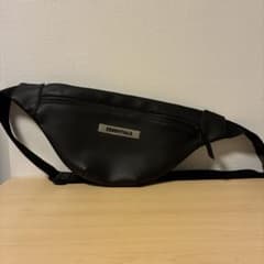ESSENTIALS ボディバッグ ブラックのサムネイル