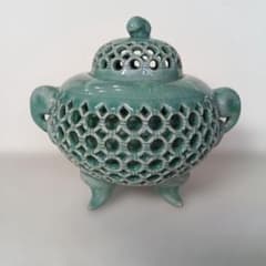 緑色 透かし彫り 蓋付き陶器・香炉。海日傅統陶藝・柳昌坤・作。 緑色 透かし彫り 蓋付き陶器・香炉。海日傅統陶藝・柳昌坤・作