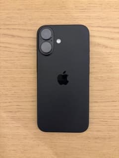 【極美品】iPhone16 ブラック 256GB SIMフリーのサムネイル