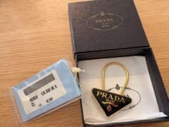PRADA プラダ M285X トライアングル キーリング バッグチャーム PRADA プラダ M285X トライアングル キーリング バッグチャーム - メルカリ
