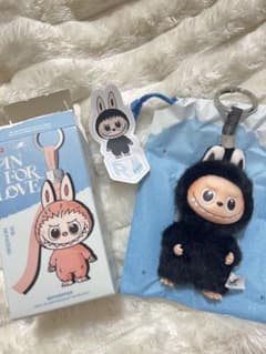 ラブブイニシャルR ぬいぐるみペンダント　　 最新】PIN FOR LOVE ぬいぐるみペンダント イニシャルラブブ 【Z