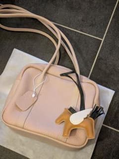 新品未使用品　本革ショルダーバッグ　くすみピンク　革タグ・保存袋・チャーム付きのサムネイル