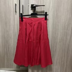 赤色のフレアスカートのサムネイル