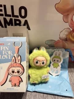 ラブブPIN FOR LOVE シリーズ ぬいぐるみペンダント イニシャル Vのサムネイル