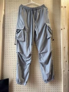 グレーのカーゴパンツのサムネイル