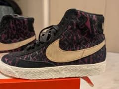 NIKE スニーカー 黒と紫のパターンのサムネイル