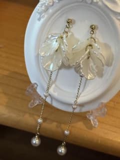 花びらモチーフ パール ロングピアスのサムネイル