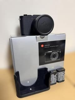 LEICA Q2 + 予備バッテリー、純正プロテクター - メルカリ