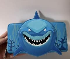Disney Loungefly サメデザイン長財布のサムネイル