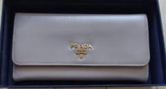 美品 PRADA 長財布 メタルロゴ カードケース ヌードベージュ - メルカリ