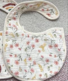 【すもものも様専用】防水ベビー用スタイ 花柄1枚のサムネイル