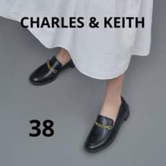 CHARLES & KEITH チャンキーチェーンリンク ローファー 38 - メルカリ
