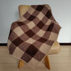 ハンドメイド　ドミノ編みブランケット　マルチカバー　ひざ掛け　ウール100のサムネイル