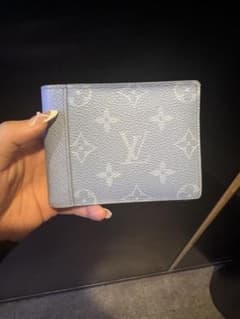 Louis Vuitton エピレザー 二つ折り財布 ライトブルー - メルカリ