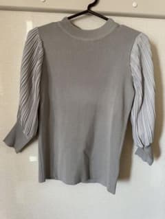 新品 プリーツ袖 ニット グレー Mのサムネイル