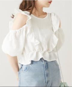 Chico フリルオフショルブラウス LINNEE クロップド丈 ショート丈のサムネイル