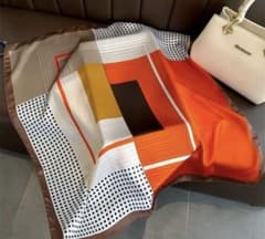 幾何学模様 シルク風スカーフ70*70