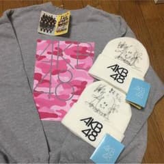 板野友美直筆サイン入りニット帽(×2)AKBトレーナー付きのサムネイル