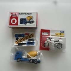 トミカUD TRUCKS クイックミキサー車と白バイセット