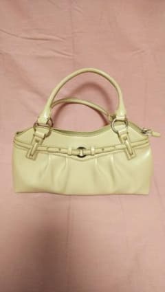 上品なベージュのハンドバッグのサムネイル