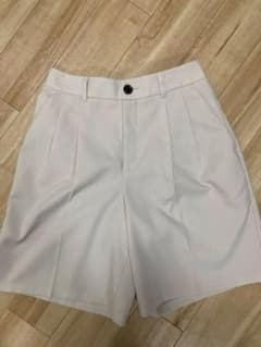 GU タックハーフパンツ　ホワイトのサムネイル