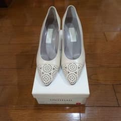 【箱無し】NINA RICCI ベージュ カットアウトパンプスのサムネイル