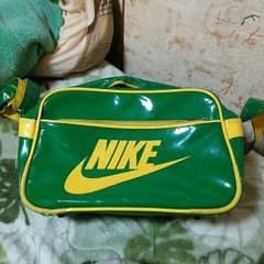 ナイキのエナメルバックのサムネイル