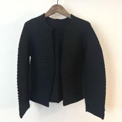 美品✨ハート イッセイミヤケ カーディガン 花柄 ウール混 黒 ブラック イッセイミヤケ ハート シルク混 黒 カーディガン 伸縮 プリーツ加工