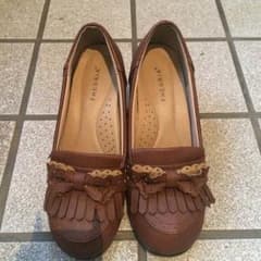 フェミニン系パンプスのサムネイル